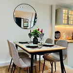 Moondayhomes - Toplocation I 4persons I Gallery Maisonette Boutique Pera