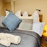 Moondayhomes - Toplocation I 4persons I Gallery Maisonette Boutique Pera
